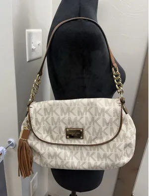Michael Kors White Jet Set Item Signature Medium Tassel Flip Top Shoulder Bag thumbnail 1