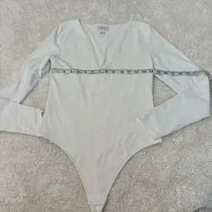 Aritzia Babaton Contour Womens L VNeck Long Sleeve White Preppy College Minimalist Glam thumbnail 3