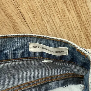 Aritzia Denim Forum Ex-boyfriend denim shorts Size 25 thumbnail 4