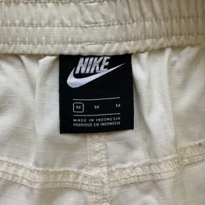 Nike Sportswear Essential High-Waisted Woven Cargo Pants Sail Cream Medium thumbnail 3