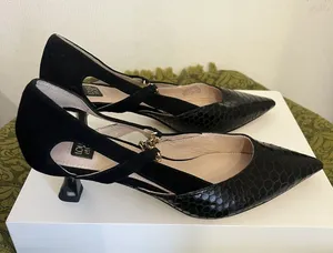 Louise et Cie Lo-Fiana Black Leather & Suede Chain Strap Pumps Heel Size 8.5 thumbnail 1