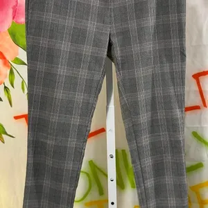 S136. Tommy Hilfiger grey plaid trousers Size 6 thumbnail 1