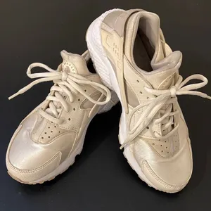 Nike Air Huaraches‎ Sneakers. Size 7.5 Cream thumbnail 6