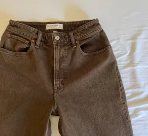 Abercrombie Curve Love 90s High Rise Relaxed Jean thumbnail 2