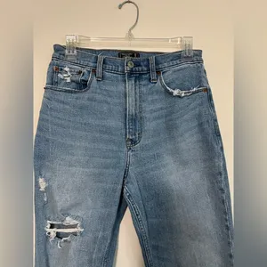Abercrombie & Fitch Ultra‎ High Rise Mom Jeans Distressed Size 28 thumbnail 3