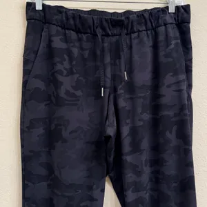 Lululemon On the Fly 7/8 Pant Camo Black Gray Size 12 Pockets Athleisure‎ thumbnail 3