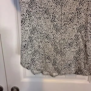 Old Navy Luxe V-Neck Tee Small Black White Speckled Animal Print Short Sleeve thumbnail 4