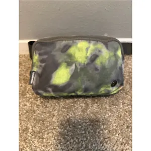 Lululemon everywhere belt bag hyper dye thumbnail 10