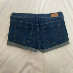 173 Express Ultimate Stretch Shortie Low Rise Dark Wash Jean Shorts Size 4 thumbnail 2