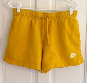 Nike Sportswear Club Fleece Mustard‎ Yellow Shorts Women’s M thumbnail 1