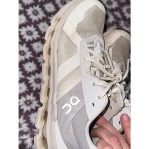 On cloud cloud runner white shoes thumbnail 4