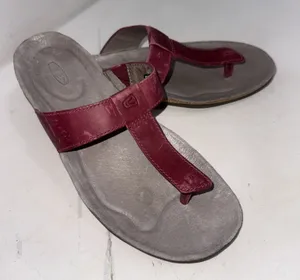 KEEN Dauntless Posted Burgundy Leather Slip On Thong Flip Flop Sandals Women 8.5 thumbnail 1