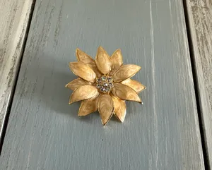 Flower Power Vintage Brooch Gold Tone W Beige Enamels Sparkly Rhinestones thumbnail 3