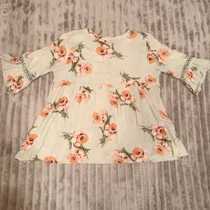 Blu Pepper Women’s Floral Bell Sleeve Top Size Small Sage Green‎ Peplum Blouse thumbnail 3