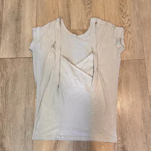 Fabletics Cross Back Valhalla Tee XS Xsmall Gray Workout Activewear‎ Top thumbnail 2