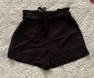 H&M Paper Bag Shorts thumbnail 2