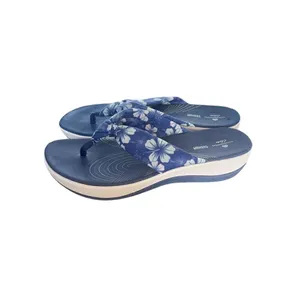 Women’s Clarks Aria Gibson Blue Floral Fabric Thong Sandals Size 10 thumbnail 6