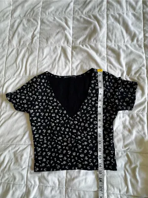 Brandy Melville Navy Floral Crop Top thumbnail 8