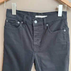 Levi’s Wedgie Skinny Distressed Raw Hem Jeans in Black‎ Size 27 thumbnail 6