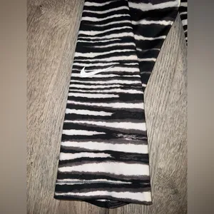 Nike Pro Women's Small Capri Length Compression Athletic Leggings Tiger Striped thumbnail 4