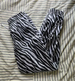 Nike NWT  Zebra Print track pants thumbnail 1