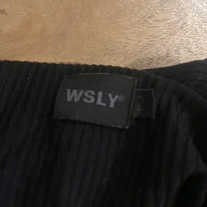 WSLY Black Fitted Crop Tank Top thumbnail 5