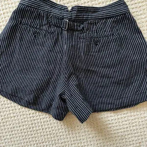 GAP shorts thumbnail 3