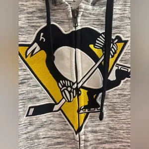 BNWOT Women’s Pittsburgh Penguins Zip-Up Hoodie thumbnail 2