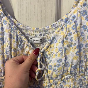 Hollister floral dress thumbnail 4
