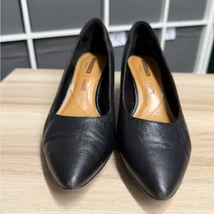 Collection by Clark’s Classic Black Leather Women's Pumps thumbnail 3