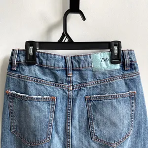 Zara‎ Denim Midi Skirt Womens XS Blue Grunge Frayed Hem Front Slit High Waist thumbnail 5