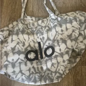 ALO Yoga Black and Gray Patterned Tote Bag thumbnail 1