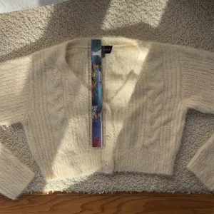 Grey Bandit Cropped sweater thumbnail 3