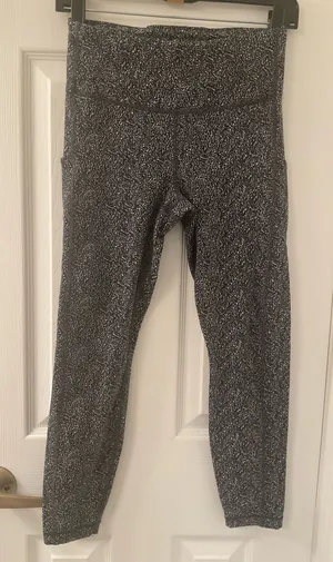 Athleta Leggings Black Small Women’s High-Rise 23" Salutation Stash Pockets thumbnail 1
