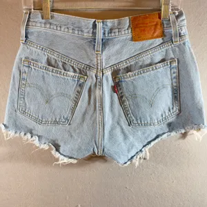 532 | Levi's 501 Original Womens High Rise Distressed Denim‎ Shorts Light Wash thumbnail 2