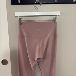 Aritzia Golden Butter Cheeky Infinite High Rise Leggings Pink Size 8 - Medium thumbnail 5