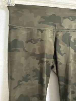 Lululemon Camo Leggings - Olive Green size 4 thumbnail 4