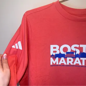 Adidas‎ Boston Marathon 2024 Long Sleeve Tee Red | Medium thumbnail 4