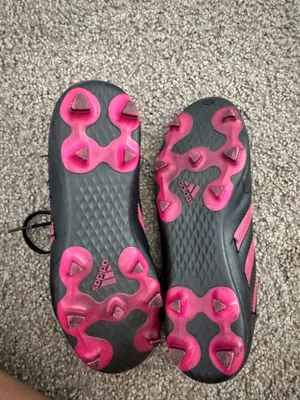 Black and pink women soccer cleats thumbnail 3