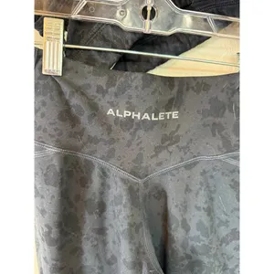 Alphalete pebble print sports bra and leggings set XS thumbnail 3