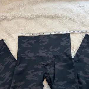 Spanx Womens Seamless HR Slimming Camo Print Leggings Sz XL Casual Teacher Emo thumbnail 3