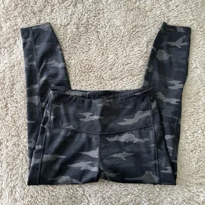 Athleta Ultimate Stash Pocket 7/8 Leggings Gray Camo Activewear Small thumbnail 1