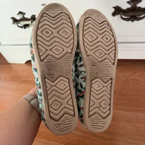 Tom’s Size 7 Mint Holly Jolly Slip Ons thumbnail 6