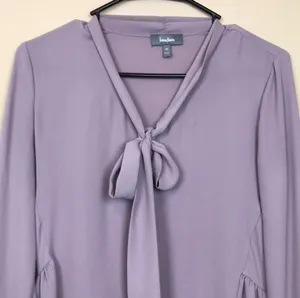Neiman Marcus Women’s Chiffon Neck Tie Button-Up Lilac Long Sleeve Blouse thumbnail 2