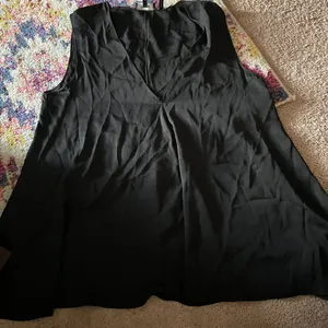 Theory black‎ v neck silk blend top M thumbnail 1