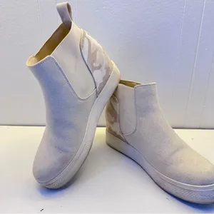 Dolce Vita Canvas Hidden Wedge Sneakers Size 8 Tan Camo Heel High Top Booties thumbnail 3