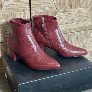 NWT Michael By Michael Shannon Womens Burgundy Croc Embossed Ankle Boots Size 7 thumbnail 3