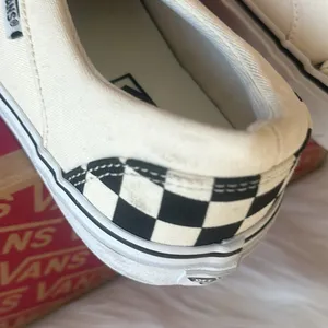 Vans Women’s Skateboarding Slippers Size 8.5 thumbnail 9