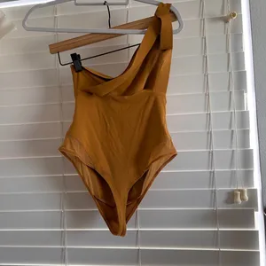 Athleta one shoulder asymmetrical strappy back bodysuit mustard yellow size XS thumbnail 4