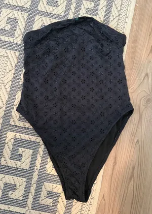 Pink by Frankies Bikinis Black Eyelet Lace Bandeau One Piece Swimsuit Medium thumbnail 1